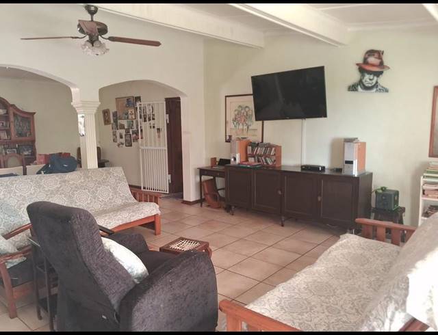 6 BEDROOM HOUSE FOR SALE IN UVONGO